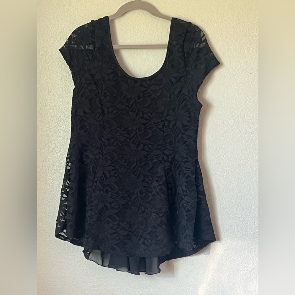 PERSAYA BLACK LACE TOP WITH A BOW